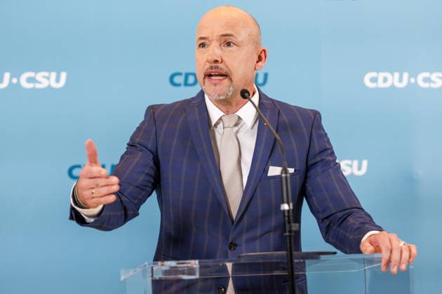 Statement vor den Fraktionssitzung der CDU CSU Alexander Hoffmann, stellvertretender Fraktionsvorsitzender der CDU CSU im Bundestag und Vorsitzender der CSU-Landesgruppe, spricht während eines Statement vor den Fraktionssitzungen am 07.07.2026 in Berlin. Berlin Berlin Deutschland Reichstag *** Statement before the CDU CSU parliamentary group meeting: Alexander Hoffmann, deputy chair of the CDU CSU parliamentary group in the Bundestag and chair of the CSU state group, speaks during a statement before the parliamentary group meetings on July 7, 2026, in Berlin, Berlin, Berlin, Germany, at the Reichstag