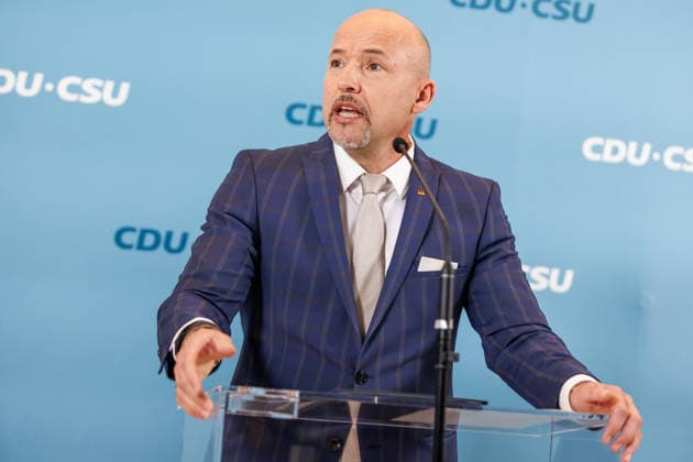Statement vor den Fraktionssitzung der CDU CSU Alexander Hoffmann, stellvertretender Fraktionsvorsitzender der CDU CSU im Bundestag und Vorsitzender der CSU-Landesgruppe, spricht während eines Statement vor den Fraktionssitzungen am 07.07.2026 in Berlin. Berlin Berlin Deutschland Reichstag *** Statement before the CDU CSU parliamentary group meeting: Alexander Hoffmann, deputy chair of the CDU CSU parliamentary group in the Bundestag and chair of the CSU state group, speaks during a statement before the parliamentary group meetings on July 7, 2026, in Berlin, Berlin, Berlin, Germany, at the Reichstag
