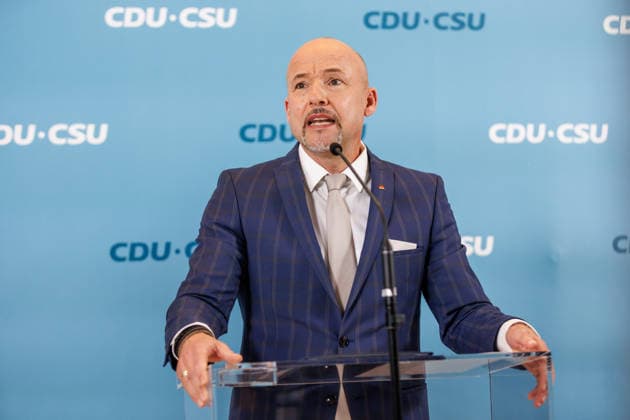 Statement vor den Fraktionssitzung der CDU CSU Alexander Hoffmann, stellvertretender Fraktionsvorsitzender der CDU CSU im Bundestag und Vorsitzender der CSU-Landesgruppe, spricht während eines Statement vor den Fraktionssitzungen am 07.07.2026 in Berlin. Berlin Berlin Deutschland Reichstag *** Statement before the CDU CSU parliamentary group meeting: Alexander Hoffmann, deputy chair of the CDU CSU parliamentary group in the Bundestag and chair of the CSU state group, speaks during a statement before the parliamentary group meetings on July 7, 2026, in Berlin, Berlin, Berlin, Germany, at the Reichstag