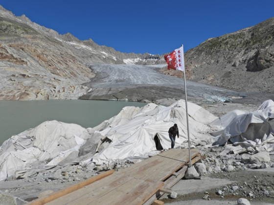 07.07.26 Schweiz Wallis, Tourismus,TourismusbrancheGletscherschmelze. Bild, Rhonegletscher mit Gletschersee.Wanderer vor Eisgrotte,ist mit Textilplanen abgedeckt. *** 07 07 26 Switzerland, Valais, Tourism, Tourism Industry, Glacier Melt Image, Rhône Glacier with glacial lake, Hiker in front of an ice grotto, covered with tarps 