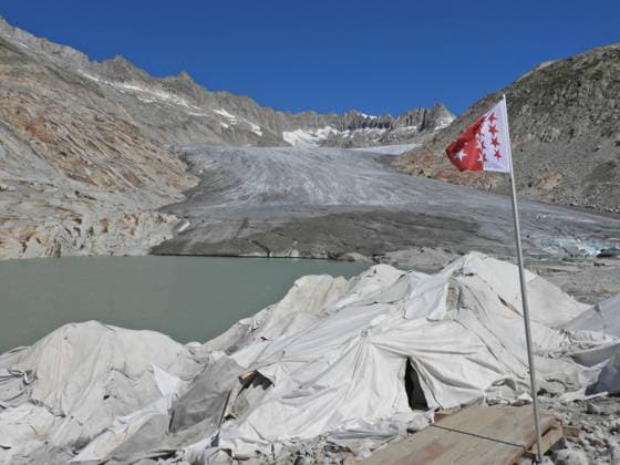 07.07.26 Schweiz Wallis, Tourismus,TourismusbrancheGletscherschmelze. Bild, Rhonegletscher mit Gletschersee.Wanderer vor Eisgrotte,ist mit Textilplanen abgedeckt. *** 07 07 26 Switzerland, Valais, Tourism, Tourism Industry, Glacier Melt Image, Rhône Glacier with glacial lake, Hiker in front of an ice grotto, covered with tarps 