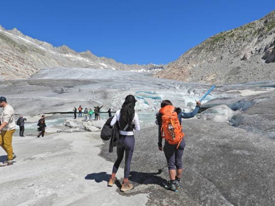07.07.26 Schweiz Wallis, Tourismus,Tourismusbranche Gletscherschmelze. Bild, Rhonegletscher mit Gletschersee.Wanderer vor Rhonegletscher. *** 07 07 26 Switzerland, Valais, Tourism, Tourism Industry, Glacier Melt Image, Rhône Glacier with Glacial Lake, Hiker in front of the Rhône Glacier 
