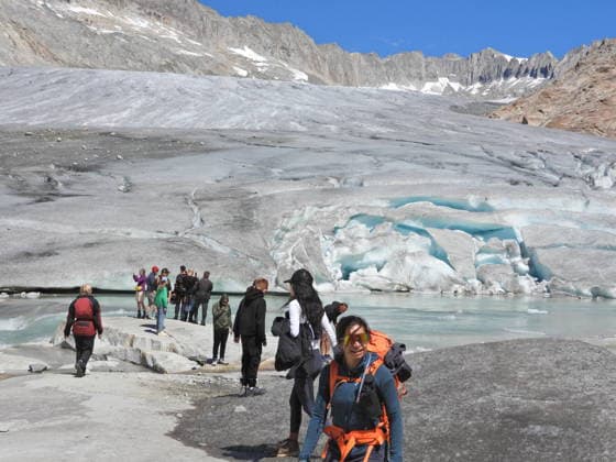 07.07.26 Schweiz Wallis, Tourismus,Tourismusbranche Gletscherschmelze. Bild, Rhonegletscher mit Gletschersee.Wanderer vor Rhonegletscher. *** 07 07 26 Switzerland, Valais, Tourism, Tourism Industry, Glacier Melt Image, Rhône Glacier with Glacial Lake, Hiker in front of the Rhône Glacier 