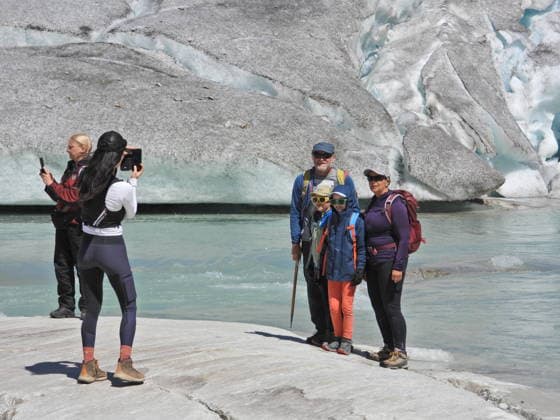 07.07.26 Schweiz Wallis, Tourismus,Tourismusbranche Gletscherschmelze. Bild, Rhonegletscher mit Gletschersee.Fototermin vor Rhonegletscher. *** July 26, 2007 Switzerland, Valais, Tourism, Tourism Industry, Glacier Melt Image, Rhône Glacier with Glacial Lake, Photo Op in Front of the Rhône Glacier 