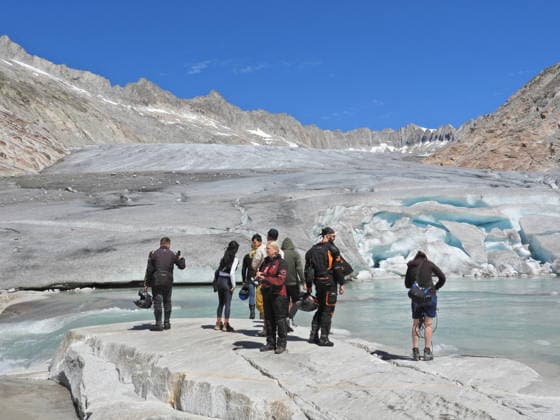 07.07.26 Schweiz Wallis, Tourismus,Tourismusbranche Gletscherschmelze. Bild, Wanderer unterwegs am Rhonegletscher *** July 26, 2007, Switzerland, Valais, Tourism, Tourism Industry, Glacier Melt, Photo, Hikers on the Rhone Glacier 