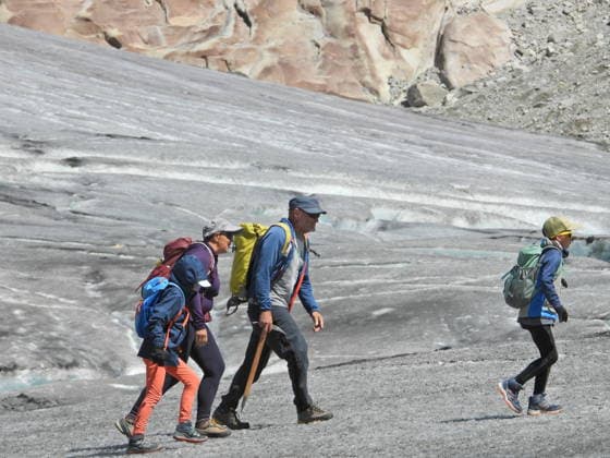 07.07.26 Schweiz Wallis, Tourismus,Tourismusbranche Gletscherschmelze. Bild, Alpinisten Wanderer unterwegs auf Rhonegletscher *** July 26, 2007, Switzerland, Valais, Tourism, Tourism Industry, Glacier Melt, Photo, Mountaineers and Hikers on the Rhône Glacier 