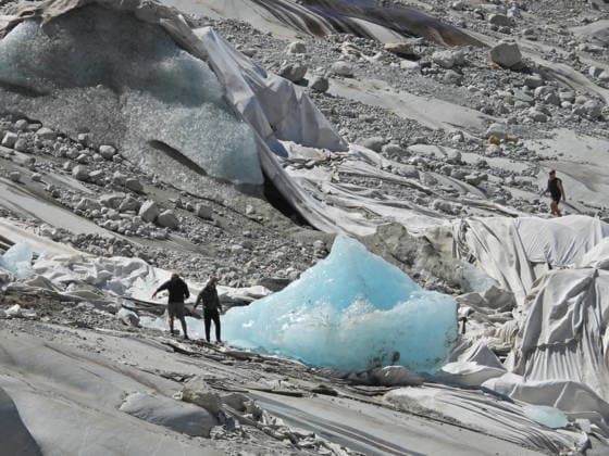 07.07.26 Schweiz Wallis, Tourismus,TourismusbrancheGletscherschmelze. Bild, Rhonegletscher mit Gletschersee.Wanderer vor Eisgrotte,ist mit Textilplanen abgedeckt. *** 07 07 26 Switzerland, Valais, Tourism, Tourism Industry, Glacier Melt Image, Rhône Glacier with glacial lake, Hiker in front of an ice grotto, covered with tarps 