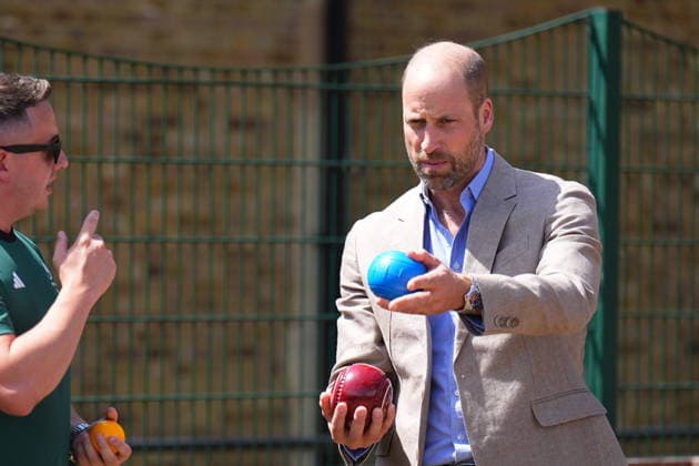 Prince William visits the London Welsh School in London, UK, 07 July 2026 The Prince of Wales (right) feels the weight of a professional bowls ball versus a children™s bowls ball during a visit to the Ysgol Gymraeg Llundain (The London Welsh School) in Hanwell, West London, to join pupils in sending their best wishes to Team Wales ahead of the Glasgow 2026 Commonwealth Games, taking place from July 23 to August 2, featuring 10 sports and six para-sports. Picture date: Tuesday July 7, 2026., Credit:Aaron Chown PA ROTA - B68 Avalon London, United Kingdom  Copyright: xAaronxChownx xPAxROTAx-xB68x xAvalonx 1115025152