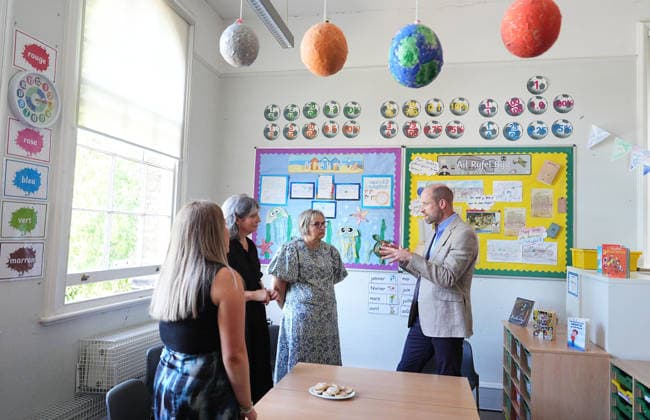 Prince William visits the London Welsh School in London, UK, 07 July 2026 The Prince of Wales speaking to teachers during a visit to the Ysgol Gymraeg Llundain (The London Welsh School) in Hanwell, West London, to join pupils in sending their best wishes to Team Wales ahead of the Glasgow 2026 Commonwealth Games, taking place from July 23 to August 2, featuring 10 sports and six para-sports. Picture date: Tuesday July 7, 2026., Credit:Aaron Chown PA ROTA - B68 Avalon London, United Kingdom  Copyright: xAaronxChownx xPAxROTAx-xB68x xAvalonx 1115025277