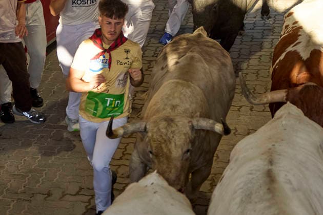 San Fermin Bullship in Pamplona, Spain - 07 Jul 2026 Runners run in front of the bulls from Miura ranch through the streets, during the San Fermín 2025 festival. Pamplona Spain Copyright: xFernandoxPidalx xSOPAxImagesx encierro61941