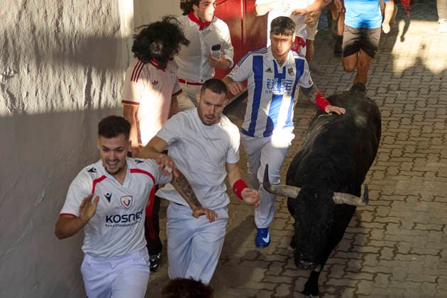 San Fermin Bullship in Pamplona, Spain - 07 Jul 2026 Runners run in front of the bulls from Miura ranch through the streets, during the San Fermín 2025 festival. Pamplona Spain Copyright: xFernandoxPidalx xSOPAxImagesx encierro61946
