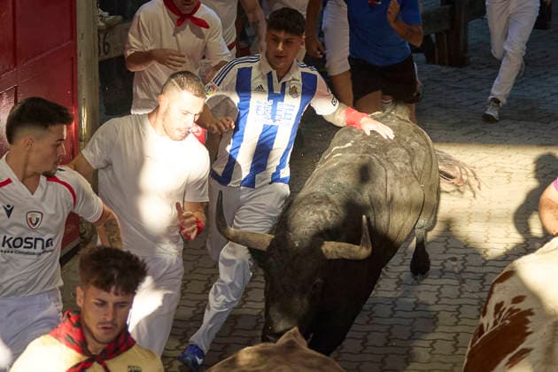San Fermin Bullship in Pamplona, Spain - 07 Jul 2026 Runners run in front of the bulls from Miura ranch through the streets, during the San Fermín 2025 festival. Pamplona Spain Copyright: xFernandoxPidalx xSOPAxImagesx encierro61942