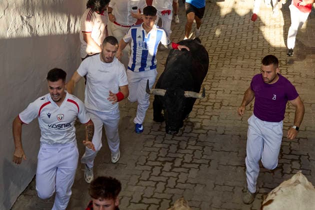 San Fermin Bullship in Pamplona, Spain - 07 Jul 2026 Runners run in front of the bulls from Miura ranch through the streets, during the San Fermín 2025 festival. Pamplona Spain Copyright: xFernandoxPidalx xSOPAxImagesx encierro61948