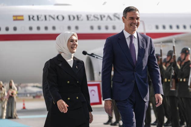 NATO Ankara Summit ANKARA, TURKIYE - JULY 7: Spanish Prime Minister Pedro Sanchez is welcomed by Turkish Family and Social Services Minister Mahinur Ozdemir Goktas upon his arrival at Ankara Airport ahead of the 36th NATO Heads of State and Government Summit in Ankara, Turkiye, on July 7, 2026. Osmancan Gurdogan Anadolu Ankara Turkey. Editorial use only. Please get in touch for any other usage.  Copyright: x2026xAnadoluxOsmancanxGurdoganx