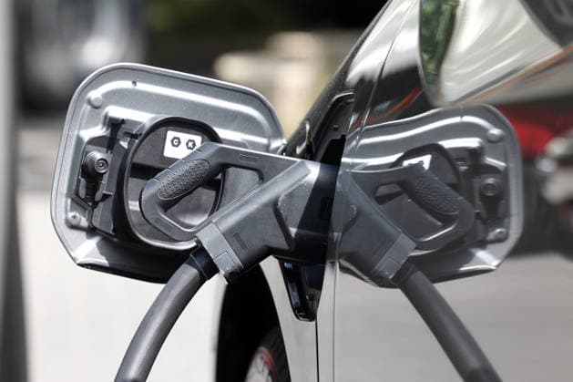 Ein Elektrofahrzeug wird geladen. Das Ladekabel steckt im Stecker am Auto. Elektromobilitaet (Elektromobilität) am 07.07.2026 in Siegen Deutschland.