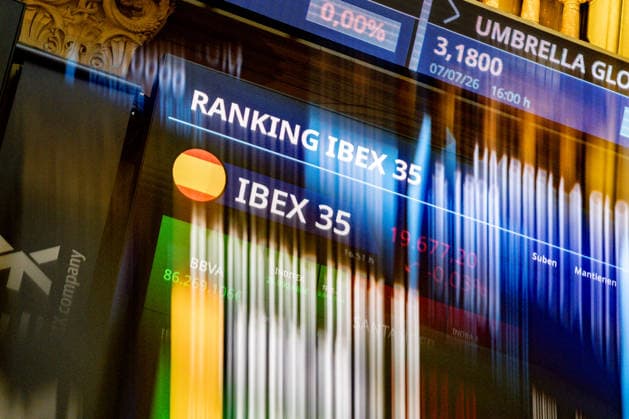 The Ibex 35 Holds Steady at 19,700 Points at Midday, Up 0.24, as Oil Prices Rise Information screens at the Madrid Stock Exchange, July 7, 2026, in Madrid, Spain. The Ibex 35 was trading 0.24% higher at the midday session on Tuesday, reaching 19,730.70 points, amid rising crude oil prices due to new uncertainties surrounding the conflict in the Middle East. Ultimately, it fell and closed the day below 19,700 points. JULY 7, 2026, Madrid, Spain  Copyright: xRicardoxRubiox 7651989