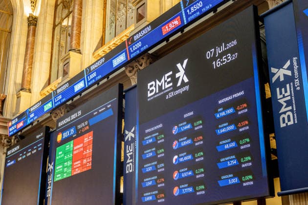 The Ibex 35 Holds Steady at 19,700 Points at Midday, Up 0.24, as Oil Prices Rise Information screens at the Madrid Stock Exchange, July 7, 2026, in Madrid, Spain. The Ibex 35 was trading 0.24% higher at the midday session on Tuesday, reaching 19,730.70 points, amid rising crude oil prices due to new uncertainties surrounding the conflict in the Middle East. Ultimately, it fell and closed the day below 19,700 points. JULY 7, 2026, Madrid, Spain  Copyright: xRicardoxRubiox 7651992