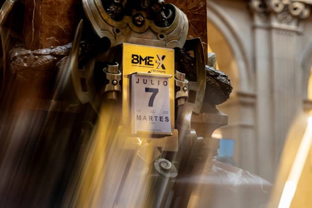 The Ibex 35 Holds Steady at 19,700 Points at Midday, Up 0.24, as Oil Prices Rise Information screens at the Madrid Stock Exchange, July 7, 2026, in Madrid, Spain. The Ibex 35 was trading 0.24% higher at the midday session on Tuesday, reaching 19,730.70 points, amid rising crude oil prices due to new uncertainties surrounding the conflict in the Middle East. Ultimately, it fell and closed the day below 19,700 points. JULY 7, 2026, Madrid, Spain  Copyright: xRicardoxRubiox 7651997
