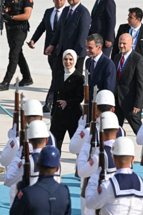 NATO Heads of State and Government Summit in Ankara ANKARA, TURKIYE - JULY 7: Spanish Prime Minister Pedro Sanchez is being welcomed by Turkish Minister of Family and Social Services Mahinur Ozdemir Goktas upon his arrival at Ankara Airport ahead of the 36th NATO Heads of State and Government Summit in Ankara, Turkiye, on July 7, 2026. Abdullah Guclu Anadolu Ankara Turkey. Editorial use only. Please get in touch for any other usage.  Copyright: x2026xAnadoluxAbdullahxGuclux