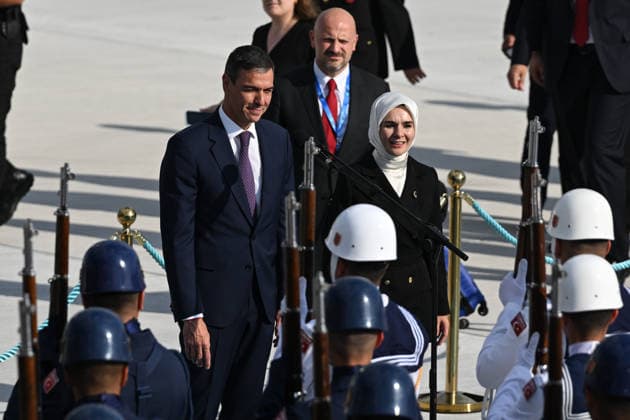 NATO Heads of State and Government Summit in Ankara ANKARA, TURKIYE - JULY 7: Spanish Prime Minister Pedro Sanchez is being welcomed by Turkish Minister of Family and Social Services Mahinur Ozdemir Goktas upon his arrival at Ankara Airport ahead of the 36th NATO Heads of State and Government Summit in Ankara, Turkiye, on July 7, 2026. Abdullah Guclu Anadolu Ankara Turkey. Editorial use only. Please get in touch for any other usage.  Copyright: x2026xAnadoluxAbdullahxGuclux