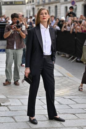 PFW Haute Couture Armani Prive Outside Arrivals JR Rosamund Pike arriving at the Armani Prive show during Haute Couture Fashion Week in Paris, France, on 7 July 2026. Photo by Julien Reynaud APS-Medias ABACAPRESS.COM Paris France  Copyright: xReynaudxJulien APS-Medias ABACAx