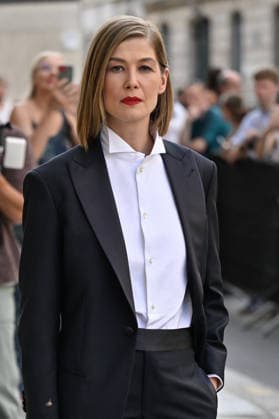 PFW Haute Couture Armani Prive Outside Arrivals JR Rosamund Pike arriving at the Armani Prive show during Haute Couture Fashion Week in Paris, France, on 7 July 2026. Photo by Julien Reynaud APS-Medias ABACAPRESS.COM Paris France  Copyright: xReynaudxJulien APS-Medias ABACAx