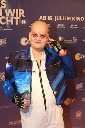 Hella von Sinnen bei der Was Haben Wir Gelacht Dokufilm Premiere am 7.07.2026 im Cineplex Filmpalast in Koeln Hella von Sinnen attends the premiere of the documentary film Was Haben Wir Gelacht on July 7, 2026, at the Cineplex Filmpalast in Cologne, Germany Was Haben Wir Gelacht Premiere in Koeln *** Hella von Sinnen at the premiere of the documentary film *Was Haben Wir Gelacht* on July 7, 2026, at the Cineplex Filmpalast in Cologne. Hella von Sinnen attends the premiere of the documentary film *Was Haben Wir Gelacht* on July 7, 2026, at the Cineplex Filmpalast in Cologne, Germany. Was Haben Wir Gelacht Premiere in Cologne 