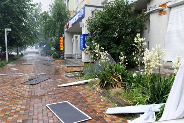 RECORD DATE NOT STATED A building damaged in a massive combined Russian attack is seen in Vyshneve, Kyiv region, Ukraine, on July 6, 2026. Russian forces launched a large-scale attack on the city and the region using ballistic and cruise missiles, as well as attack drones. Dozens of houses on five streets were destroyed, while warehouses and businesses sustained damage. More than 600 local residents were evacuated due to the detonation of explosive hazards. Six people were killed and at least 26 others were injured, including a nine-month-old baby and a 12-year-old child (Photo by Volodymyr Tarasov Ukrinform) Russian forces strike Zaporizhzhia with two guided bombs  Copyright: xVolodymyrxTarasovx