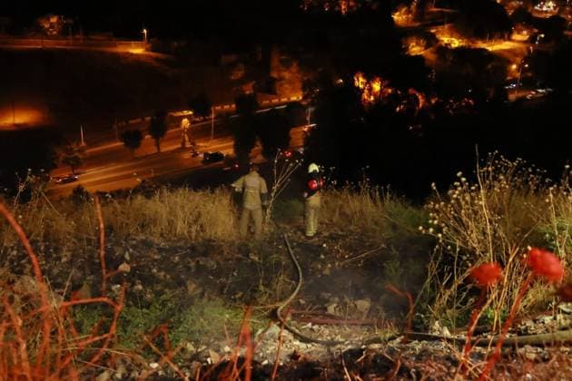 Grass Fire Near Homes Quickly Contained in Izmir IZMIR, TURKEY JULY 2026: Firefighters respond to a grass fire that broke out on elevated ground in the Ä°mariye neighborhood of Konak district in Izmir, Turkey, on the evening of July 2026. The blaze erupted at approximately 8:30 p.m. in an area located close to residential buildings, prompting concern among local residents who alerted emergency services. The fire spread from the hilltop toward a nearby road intersection before firefighters brought the situation under control. An employee of the Izmir Metropolitan Municipality also assisted efforts to extinguish the flames using available equipment. No injuries or damage to nearby homes were immediately reported. Ä°zmir Türkiye Copyright: x xTurgayxKÄ±lÄ±cx xJNAxPressx