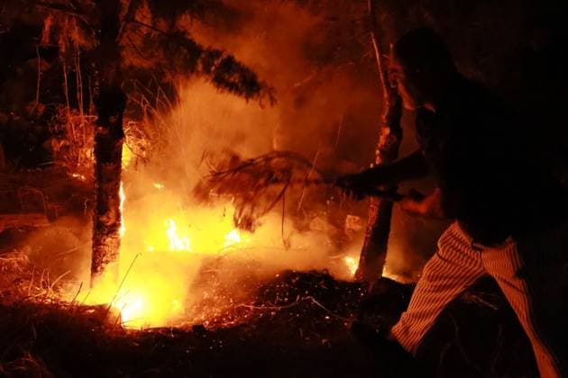 Grass Fire Near Homes Quickly Contained in Izmir IZMIR, TURKEY JULY 2026: Firefighters respond to a grass fire that broke out on elevated ground in the Ä°mariye neighborhood of Konak district in Izmir, Turkey, on the evening of July 2026. The blaze erupted at approximately 8:30 p.m. in an area located close to residential buildings, prompting concern among local residents who alerted emergency services. The fire spread from the hilltop toward a nearby road intersection before firefighters brought the situation under control. An employee of the Izmir Metropolitan Municipality also assisted efforts to extinguish the flames using available equipment. No injuries or damage to nearby homes were immediately reported. Ä°zmir Türkiye Copyright: x xTurgayxKÄ±lÄ±cx xJNAxPressx