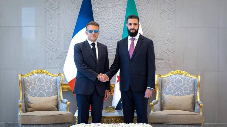 France s President Emmanuel Macron (L) shakes hands with Syrian President Ahmed al-Sharaa ahead of their meeting at the People s Palace in Damascus in Syria, on Tuesday, July 7, 2026. Security sources reported that more than 15 people were injured in an explosion at a café in central Damascus, as French leader Emmanuel Macron made the first post-conflict visit to Damascus by a Western European leader.  SYR2026070702 SyrianxMinistryxofxForeignxAffai