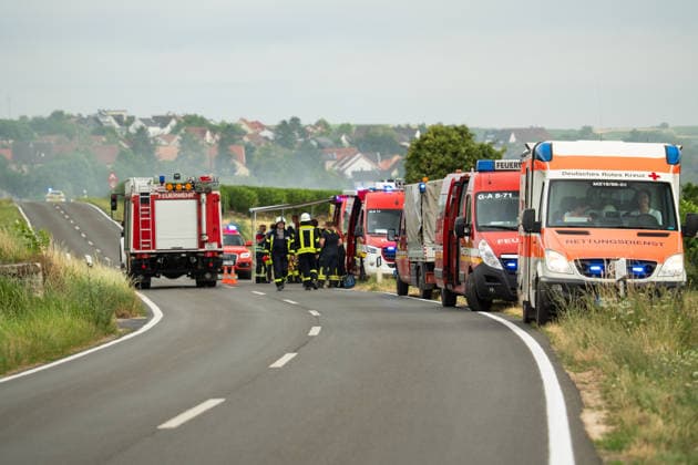 Flächenbrand zwischen Großwinternheim und Schwabenheim Am Dienstagnachmittag, dem 07.07.2026, kam es gegen 16:35 Uhr zwischen Ingelheim-Großwinternheim und Schwabenheim an der Selz (Landkreis Mainz-Bingen, Rheinland-Pfalz) zu einem größeren Flächenbrand. Aufgrund des herrschenden Windes breitete sich das Feuer rasch auf eine Fläche von rund zwei Hektar aus. Mehr als 80 Einsatzkräfte der Feuerwehren aus der Verbandsgemeinde Gau-Algesheim, der Stadt Ingelheim sowie der Werkfeuerwehr Boehringer, des Rettungsdienstes und der Polizei waren mit über 20 Einsatzfahrzeugen im Einsatz. Unterstützt wurden die Löscharbeiten durch landwirtschaftliche Fahrzeuge, die unter anderem die Wasserversorgung sicherstellten. Die L428 musste während de