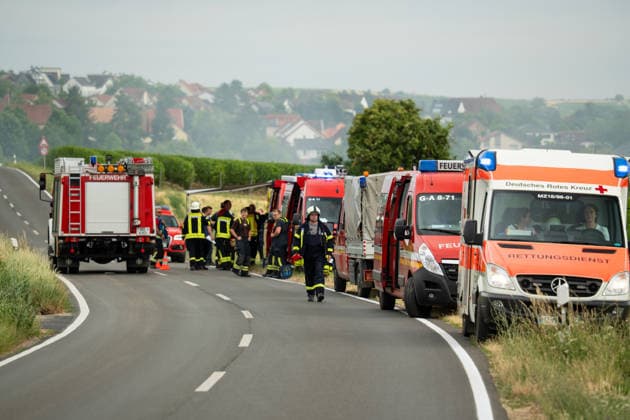 Flächenbrand zwischen Großwinternheim und Schwabenheim Am Dienstagnachmittag, dem 07.07.2026, kam es gegen 16:35 Uhr zwischen Ingelheim-Großwinternheim und Schwabenheim an der Selz (Landkreis Mainz-Bingen, Rheinland-Pfalz) zu einem größeren Flächenbrand. Aufgrund des herrschenden Windes breitete sich das Feuer rasch auf eine Fläche von rund zwei Hektar aus. Mehr als 80 Einsatzkräfte der Feuerwehren aus der Verbandsgemeinde Gau-Algesheim, der Stadt Ingelheim sowie der Werkfeuerwehr Boehringer, des Rettungsdienstes und der Polizei waren mit über 20 Einsatzfahrzeugen im Einsatz. Unterstützt wurden die Löscharbeiten durch landwirtschaftliche Fahrzeuge, die unter anderem die Wasserversorgung sicherstellten. Die L428 musste während de