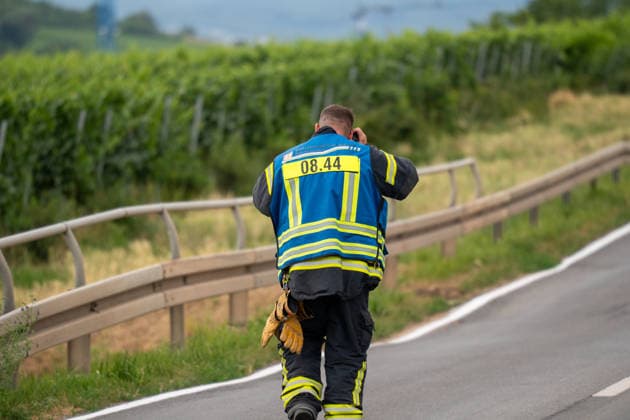 Flächenbrand zwischen Großwinternheim und Schwabenheim Am Dienstagnachmittag, dem 07.07.2026, kam es gegen 16:35 Uhr zwischen Ingelheim-Großwinternheim und Schwabenheim an der Selz (Landkreis Mainz-Bingen, Rheinland-Pfalz) zu einem größeren Flächenbrand. Aufgrund des herrschenden Windes breitete sich das Feuer rasch auf eine Fläche von rund zwei Hektar aus. Mehr als 80 Einsatzkräfte der Feuerwehren aus der Verbandsgemeinde Gau-Algesheim, der Stadt Ingelheim sowie der Werkfeuerwehr Boehringer, des Rettungsdienstes und der Polizei waren mit über 20 Einsatzfahrzeugen im Einsatz. Unterstützt wurden die Löscharbeiten durch landwirtschaftliche Fahrzeuge, die unter anderem die Wasserversorgung sicherstellten. Die L428 musste während de