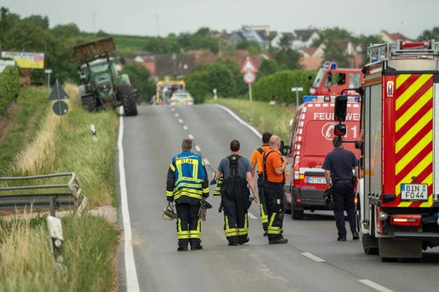 Flächenbrand zwischen Großwinternheim und Schwabenheim Am Dienstagnachmittag, dem 07.07.2026, kam es gegen 16:35 Uhr zwischen Ingelheim-Großwinternheim und Schwabenheim an der Selz (Landkreis Mainz-Bingen, Rheinland-Pfalz) zu einem größeren Flächenbrand. Aufgrund des herrschenden Windes breitete sich das Feuer rasch auf eine Fläche von rund zwei Hektar aus. Mehr als 80 Einsatzkräfte der Feuerwehren aus der Verbandsgemeinde Gau-Algesheim, der Stadt Ingelheim sowie der Werkfeuerwehr Boehringer, des Rettungsdienstes und der Polizei waren mit über 20 Einsatzfahrzeugen im Einsatz. Unterstützt wurden die Löscharbeiten durch landwirtschaftliche Fahrzeuge, die unter anderem die Wasserversorgung sicherstellten. Die L428 musste während de