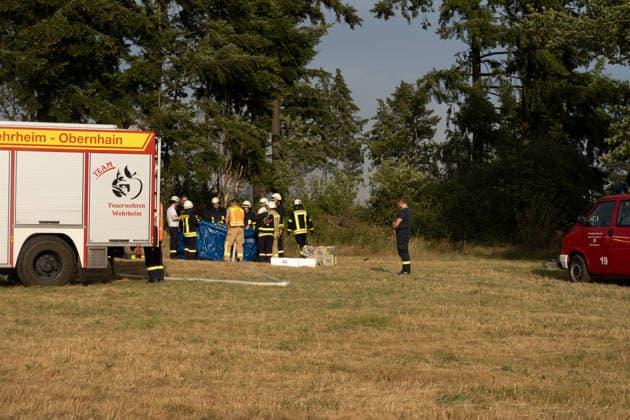 Waldbrand breitet sich aus rund 10000 Quadratmeter betroffen Am 07.07.2026 kam es gegen 18:35 Uhr in Weilrod Hasselbach zu einem Waldbrand, der nach ersten Meldungen rund 10.000 Quadratmeter Wald erfasst hat. Die Rauchentwicklung ist weithin sichtbar, auch aus dem benachbarten Grävenwiesbach werden Meldungen zu dem Brand gemeldet. Die Feuerwehr Weilrod ist im Einsatz und hat wasserführende Fahrzeuge sowie weitere überörtliche Löschzüge angefordert. Stark auflebender Wind erschwert die Löscharbeiten. Über die Warnapp NINA wurde für die betroffenen Gebiete eine Warnung der Warnstufe Gefahr ausgegeben. Weilrod Hessen Deutschland *** Forest Fire Spreads; About 10,000 Square Meters Affected On July 7, 2026, at approximately 6:35 p.