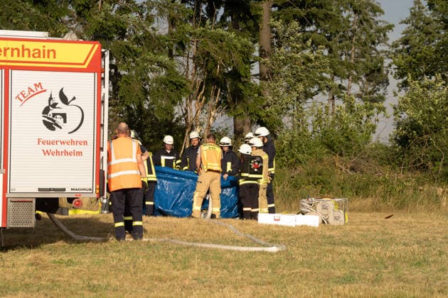 Waldbrand breitet sich aus rund 10000 Quadratmeter betroffen Am 07.07.2026 kam es gegen 18:35 Uhr in Weilrod Hasselbach zu einem Waldbrand, der nach ersten Meldungen rund 10.000 Quadratmeter Wald erfasst hat. Die Rauchentwicklung ist weithin sichtbar, auch aus dem benachbarten Grävenwiesbach werden Meldungen zu dem Brand gemeldet. Die Feuerwehr Weilrod ist im Einsatz und hat wasserführende Fahrzeuge sowie weitere überörtliche Löschzüge angefordert. Stark auflebender Wind erschwert die Löscharbeiten. Über die Warnapp NINA wurde für die betroffenen Gebiete eine Warnung der Warnstufe Gefahr ausgegeben. Weilrod Hessen Deutschland *** Forest Fire Spreads; About 10,000 Square Meters Affected On July 7, 2026, at approximately 6:35 p.
