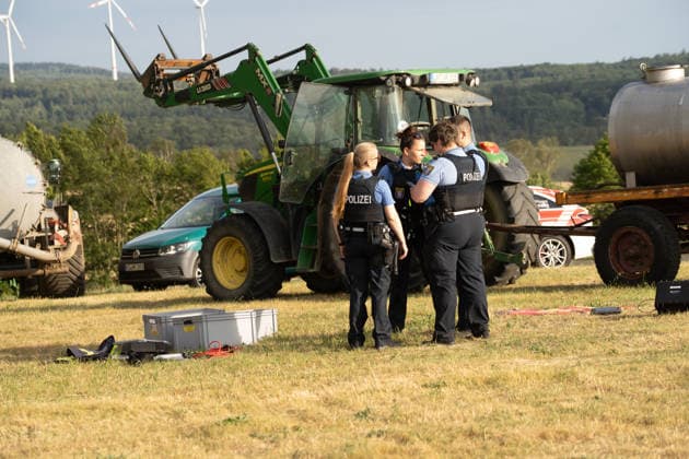 Waldbrand breitet sich aus rund 10000 Quadratmeter betroffen Am 07.07.2026 kam es gegen 18:35 Uhr in Weilrod Hasselbach zu einem Waldbrand, der nach ersten Meldungen rund 10.000 Quadratmeter Wald erfasst hat. Die Rauchentwicklung ist weithin sichtbar, auch aus dem benachbarten Grävenwiesbach werden Meldungen zu dem Brand gemeldet. Die Feuerwehr Weilrod ist im Einsatz und hat wasserführende Fahrzeuge sowie weitere überörtliche Löschzüge angefordert. Stark auflebender Wind erschwert die Löscharbeiten. Über die Warnapp NINA wurde für die betroffenen Gebiete eine Warnung der Warnstufe Gefahr ausgegeben. Weilrod Hessen Deutschland *** Forest Fire Spreads; About 10,000 Square Meters Affected On July 7, 2026, at approximately 6:35 p.