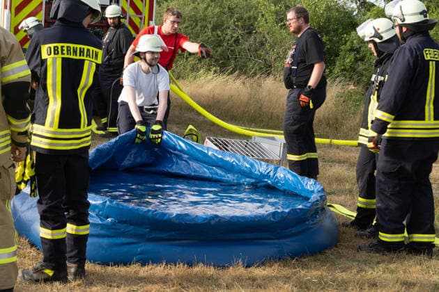 Waldbrand breitet sich aus rund 10000 Quadratmeter betroffen Am 07.07.2026 kam es gegen 18:35 Uhr in Weilrod Hasselbach zu einem Waldbrand, der nach ersten Meldungen rund 10.000 Quadratmeter Wald erfasst hat. Die Rauchentwicklung ist weithin sichtbar, auch aus dem benachbarten Grävenwiesbach werden Meldungen zu dem Brand gemeldet. Die Feuerwehr Weilrod ist im Einsatz und hat wasserführende Fahrzeuge sowie weitere überörtliche Löschzüge angefordert. Stark auflebender Wind erschwert die Löscharbeiten. Über die Warnapp NINA wurde für die betroffenen Gebiete eine Warnung der Warnstufe Gefahr ausgegeben. Weilrod Hessen Deutschland *** Forest Fire Spreads; About 10,000 Square Meters Affected On July 7, 2026, at approximately 6:35 p.