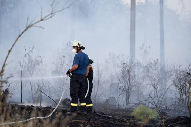 Waldbrand breitet sich aus rund 10000 Quadratmeter betroffen Am 07.07.2026 kam es gegen 18:35 Uhr in Weilrod Hasselbach zu einem Waldbrand, der nach ersten Meldungen rund 10.000 Quadratmeter Wald erfasst hat. Die Rauchentwicklung ist weithin sichtbar, auch aus dem benachbarten Grävenwiesbach werden Meldungen zu dem Brand gemeldet. Die Feuerwehr Weilrod ist im Einsatz und hat wasserführende Fahrzeuge sowie weitere überörtliche Löschzüge angefordert. Stark auflebender Wind erschwert die Löscharbeiten. Über die Warnapp NINA wurde für die betroffenen Gebiete eine Warnung der Warnstufe Gefahr ausgegeben. Weilrod Hessen Deutschland *** Forest Fire Spreads; About 10,000 Square Meters Affected On July 7, 2026, at approximately 6:35 p.