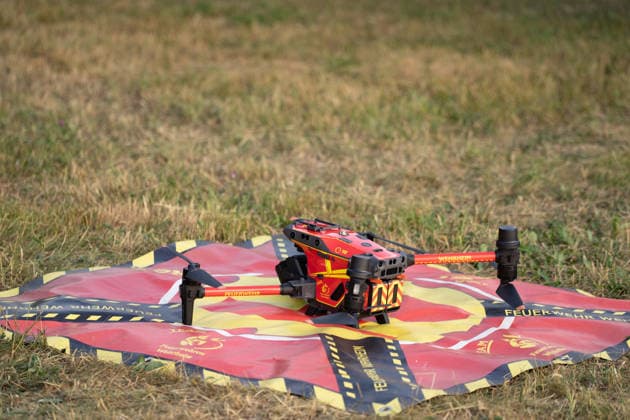 Waldbrand breitet sich aus rund 10000 Quadratmeter betroffen Am 07.07.2026 kam es gegen 18:35 Uhr in Weilrod Hasselbach zu einem Waldbrand, der nach ersten Meldungen rund 10.000 Quadratmeter Wald erfasst hat. Die Rauchentwicklung ist weithin sichtbar, auch aus dem benachbarten Grävenwiesbach werden Meldungen zu dem Brand gemeldet. Die Feuerwehr Weilrod ist im Einsatz und hat wasserführende Fahrzeuge sowie weitere überörtliche Löschzüge angefordert. Stark auflebender Wind erschwert die Löscharbeiten. Über die Warnapp NINA wurde für die betroffenen Gebiete eine Warnung der Warnstufe Gefahr ausgegeben. Weilrod Hessen Deutschland *** Forest Fire Spreads; About 10,000 Square Meters Affected On July 7, 2026, at approximately 6:35 p.