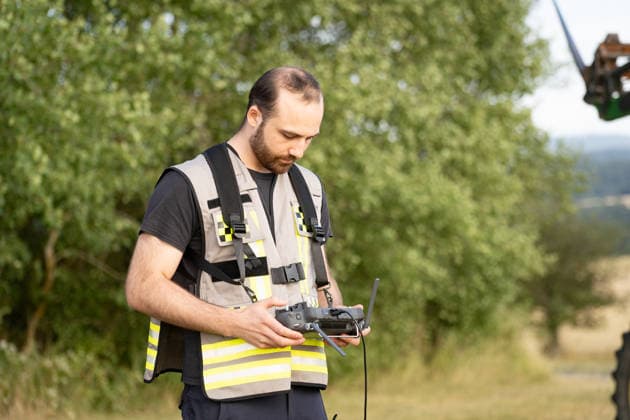 Waldbrand breitet sich aus rund 10000 Quadratmeter betroffen Am 07.07.2026 kam es gegen 18:35 Uhr in Weilrod Hasselbach zu einem Waldbrand, der nach ersten Meldungen rund 10.000 Quadratmeter Wald erfasst hat. Die Rauchentwicklung ist weithin sichtbar, auch aus dem benachbarten Grävenwiesbach werden Meldungen zu dem Brand gemeldet. Die Feuerwehr Weilrod ist im Einsatz und hat wasserführende Fahrzeuge sowie weitere überörtliche Löschzüge angefordert. Stark auflebender Wind erschwert die Löscharbeiten. Über die Warnapp NINA wurde für die betroffenen Gebiete eine Warnung der Warnstufe Gefahr ausgegeben. Weilrod Hessen Deutschland *** Forest Fire Spreads; About 10,000 Square Meters Affected On July 7, 2026, at approximately 6:35 p.