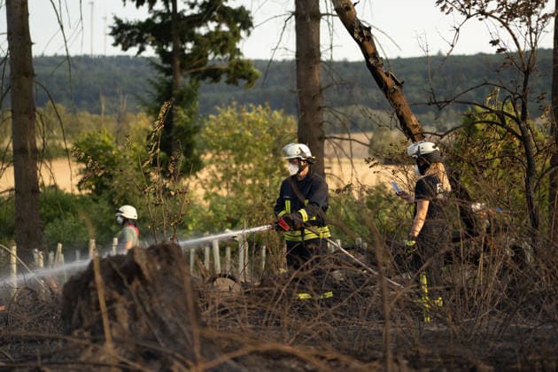 Waldbrand breitet sich aus rund 10000 Quadratmeter betroffen Am 07.07.2026 kam es gegen 18:35 Uhr in Weilrod Hasselbach zu einem Waldbrand, der nach ersten Meldungen rund 10.000 Quadratmeter Wald erfasst hat. Die Rauchentwicklung ist weithin sichtbar, auch aus dem benachbarten Grävenwiesbach werden Meldungen zu dem Brand gemeldet. Die Feuerwehr Weilrod ist im Einsatz und hat wasserführende Fahrzeuge sowie weitere überörtliche Löschzüge angefordert. Stark auflebender Wind erschwert die Löscharbeiten. Über die Warnapp NINA wurde für die betroffenen Gebiete eine Warnung der Warnstufe Gefahr ausgegeben. Weilrod Hessen Deutschland *** Forest Fire Spreads; About 10,000 Square Meters Affected On July 7, 2026, at approximately 6:35 p.