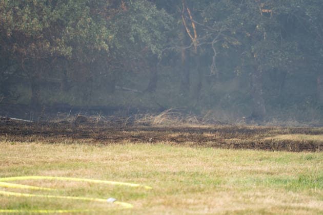 Waldbrand breitet sich aus rund 10000 Quadratmeter betroffen Am 07.07.2026 kam es gegen 18:35 Uhr in Weilrod Hasselbach zu einem Waldbrand, der nach ersten Meldungen rund 10.000 Quadratmeter Wald erfasst hat. Die Rauchentwicklung ist weithin sichtbar, auch aus dem benachbarten Grävenwiesbach werden Meldungen zu dem Brand gemeldet. Die Feuerwehr Weilrod ist im Einsatz und hat wasserführende Fahrzeuge sowie weitere überörtliche Löschzüge angefordert. Stark auflebender Wind erschwert die Löscharbeiten. Über die Warnapp NINA wurde für die betroffenen Gebiete eine Warnung der Warnstufe Gefahr ausgegeben. Weilrod Hessen Deutschland *** Forest Fire Spreads; About 10,000 Square Meters Affected On July 7, 2026, at approximately 6:35 p.