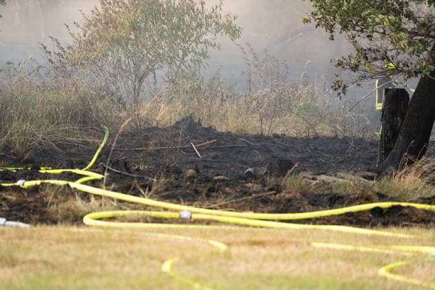 Waldbrand breitet sich aus rund 10000 Quadratmeter betroffen Am 07.07.2026 kam es gegen 18:35 Uhr in Weilrod Hasselbach zu einem Waldbrand, der nach ersten Meldungen rund 10.000 Quadratmeter Wald erfasst hat. Die Rauchentwicklung ist weithin sichtbar, auch aus dem benachbarten Grävenwiesbach werden Meldungen zu dem Brand gemeldet. Die Feuerwehr Weilrod ist im Einsatz und hat wasserführende Fahrzeuge sowie weitere überörtliche Löschzüge angefordert. Stark auflebender Wind erschwert die Löscharbeiten. Über die Warnapp NINA wurde für die betroffenen Gebiete eine Warnung der Warnstufe Gefahr ausgegeben. Weilrod Hessen Deutschland *** Forest Fire Spreads; About 10,000 Square Meters Affected On July 7, 2026, at approximately 6:35 p.