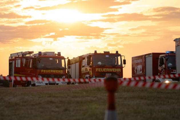 Waldbrand breitet sich aus rund 10000 Quadratmeter betroffen Am 07.07.2026 kam es gegen 18:35 Uhr in Weilrod Hasselbach zu einem Waldbrand, der nach ersten Meldungen rund 10.000 Quadratmeter Wald erfasst hat. Die Rauchentwicklung ist weithin sichtbar, auch aus dem benachbarten Grävenwiesbach werden Meldungen zu dem Brand gemeldet. Die Feuerwehr Weilrod ist im Einsatz und hat wasserführende Fahrzeuge sowie weitere überörtliche Löschzüge angefordert. Stark auflebender Wind erschwert die Löscharbeiten. Über die Warnapp NINA wurde für die betroffenen Gebiete eine Warnung der Warnstufe Gefahr ausgegeben. Weilrod Hessen Deutschland *** Forest Fire Spreads; About 10,000 Square Meters Affected On July 7, 2026, at approximately 6:35 p.