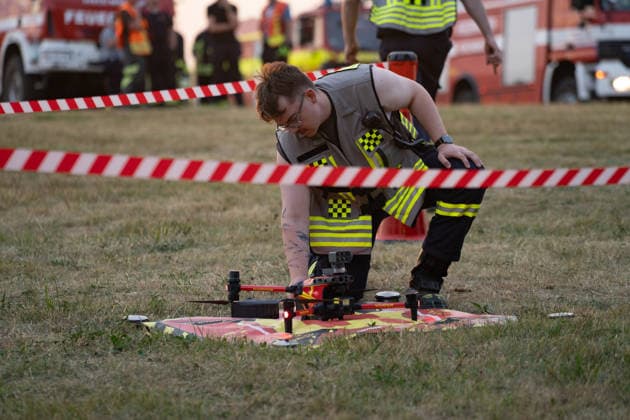 Waldbrand breitet sich aus rund 10000 Quadratmeter betroffen Am 07.07.2026 kam es gegen 18:35 Uhr in Weilrod Hasselbach zu einem Waldbrand, der nach ersten Meldungen rund 10.000 Quadratmeter Wald erfasst hat. Die Rauchentwicklung ist weithin sichtbar, auch aus dem benachbarten Grävenwiesbach werden Meldungen zu dem Brand gemeldet. Die Feuerwehr Weilrod ist im Einsatz und hat wasserführende Fahrzeuge sowie weitere überörtliche Löschzüge angefordert. Stark auflebender Wind erschwert die Löscharbeiten. Über die Warnapp NINA wurde für die betroffenen Gebiete eine Warnung der Warnstufe Gefahr ausgegeben. Weilrod Hessen Deutschland *** Forest Fire Spreads; About 10,000 Square Meters Affected On July 7, 2026, at approximately 6:35 p.