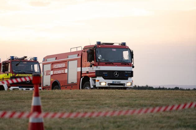 Waldbrand breitet sich aus rund 10000 Quadratmeter betroffen Am 07.07.2026 kam es gegen 18:35 Uhr in Weilrod Hasselbach zu einem Waldbrand, der nach ersten Meldungen rund 10.000 Quadratmeter Wald erfasst hat. Die Rauchentwicklung ist weithin sichtbar, auch aus dem benachbarten Grävenwiesbach werden Meldungen zu dem Brand gemeldet. Die Feuerwehr Weilrod ist im Einsatz und hat wasserführende Fahrzeuge sowie weitere überörtliche Löschzüge angefordert. Stark auflebender Wind erschwert die Löscharbeiten. Über die Warnapp NINA wurde für die betroffenen Gebiete eine Warnung der Warnstufe Gefahr ausgegeben. Weilrod Hessen Deutschland *** Forest Fire Spreads; About 10,000 Square Meters Affected On July 7, 2026, at approximately 6:35 p.