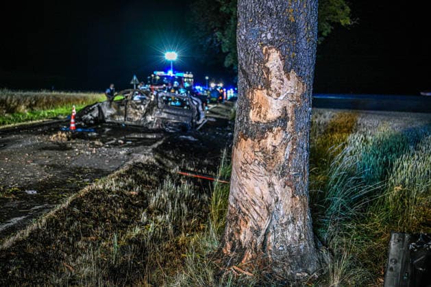 Schwerer Unfall in Bartholomä, Ein ausgebranntes Elektroauto steht nach einem schweren Verkehrsunfall auf der L1165 zwischen Bartholomä und Steinheim (Ostalbkreis). Das Fahrzeug war aus bislang ungeklärter Ursache von der Fahrbahn abgekommen, gegen einen Baum geprallt und in Brand geraten. Für die beiden Insassen kam jede Hilfe zu spät. Feuerwehr, Rettungsdienst und Polizei waren mit einem Großaufgebot im Einsatz. Die Ermittlungen zur Unfallursache dauern an. Bartholomä Baden-Württemberg Deutschland Bartholomä *** Serious Accident in Bartholomä, A burned-out electric car lies on the L1165 between Bartholomä and Steinheim in the Ostalbkreis district following a serious traffic accident. For reasons that remain unclear, the vehicle v Copyright: x xonw-imagesx x-x