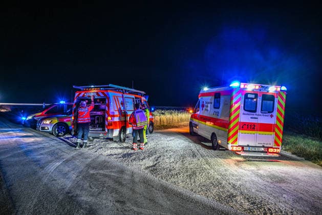 Schwerer Unfall in Bartholomä, Ein ausgebranntes Elektroauto steht nach einem schweren Verkehrsunfall auf der L1165 zwischen Bartholomä und Steinheim (Ostalbkreis). Das Fahrzeug war aus bislang ungeklärter Ursache von der Fahrbahn abgekommen, gegen einen Baum geprallt und in Brand geraten. Für die beiden Insassen kam jede Hilfe zu spät. Feuerwehr, Rettungsdienst und Polizei waren mit einem Großaufgebot im Einsatz. Die Ermittlungen zur Unfallursache dauern an. Bartholomä Baden-Württemberg Deutschland Bartholomä *** Serious Accident in Bartholomä, A burned-out electric car lies on the L1165 between Bartholomä and Steinheim in the Ostalbkreis district following a serious traffic accident. For reasons that remain unclear, the vehicle v Copyright: x xonw-imagesx x-x